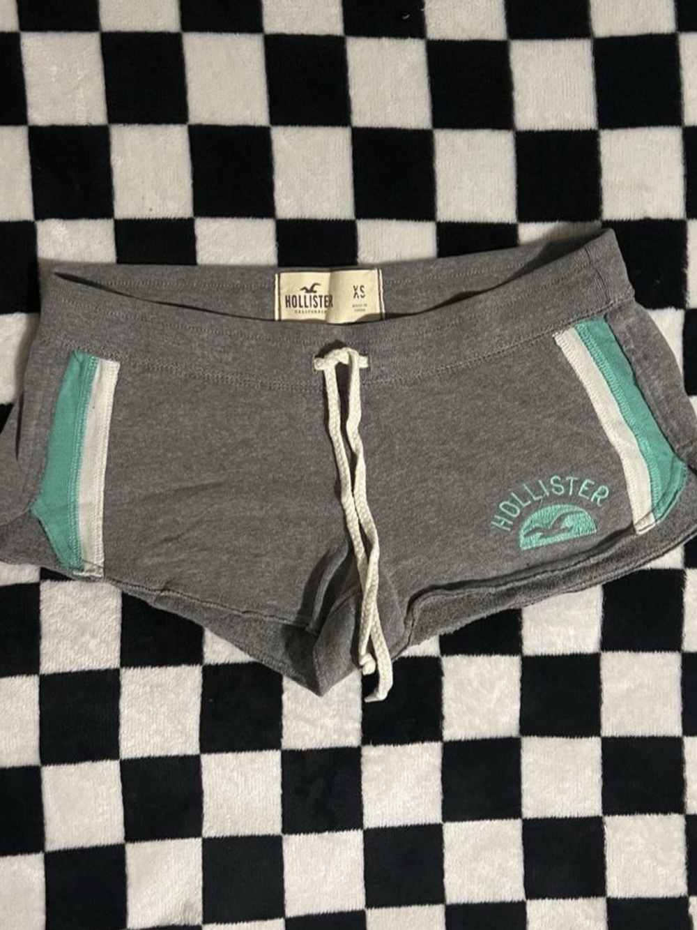 Hollister Ultra Low-Rise Logo Graphic Fleece Shortie Shorts Gray & Green XS